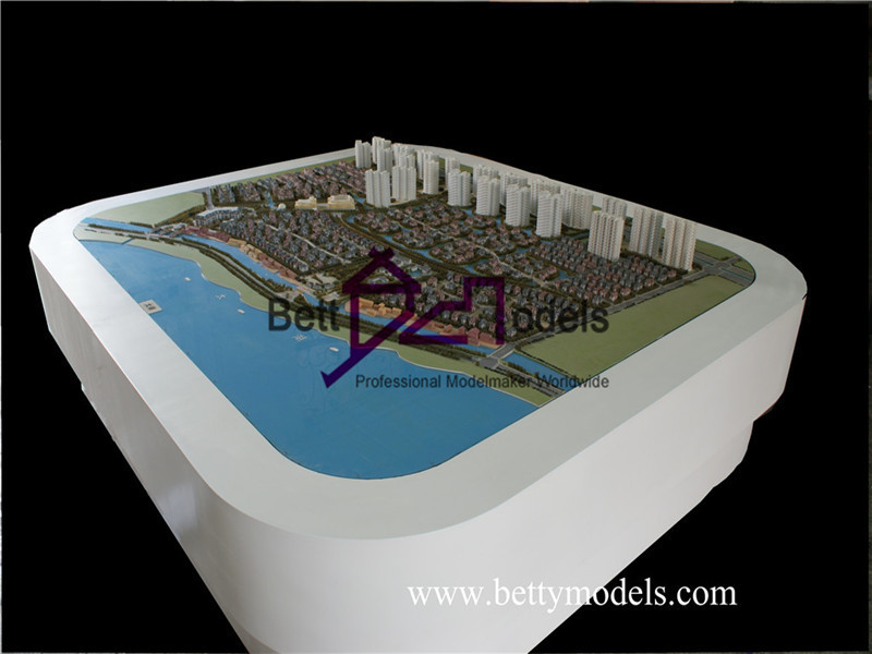 Architekturausstellungsmodelle am Seeufer